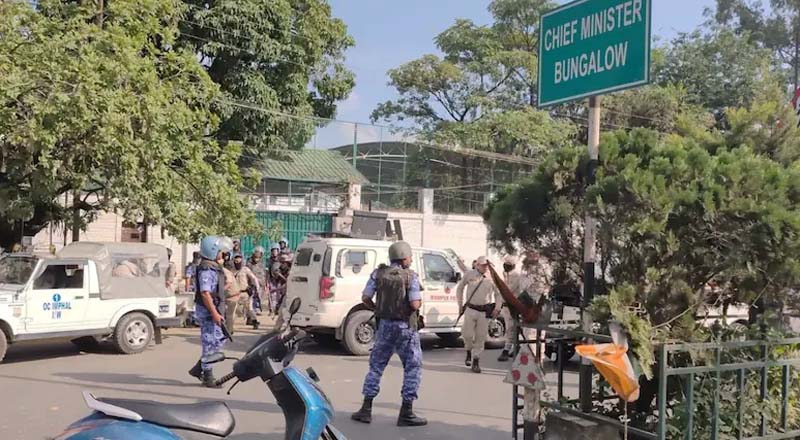 मणिपुर में फिर तनाव बढ़ा , 4 की मौत, CM आवास के बाहर शव रखकर जताया विरोध