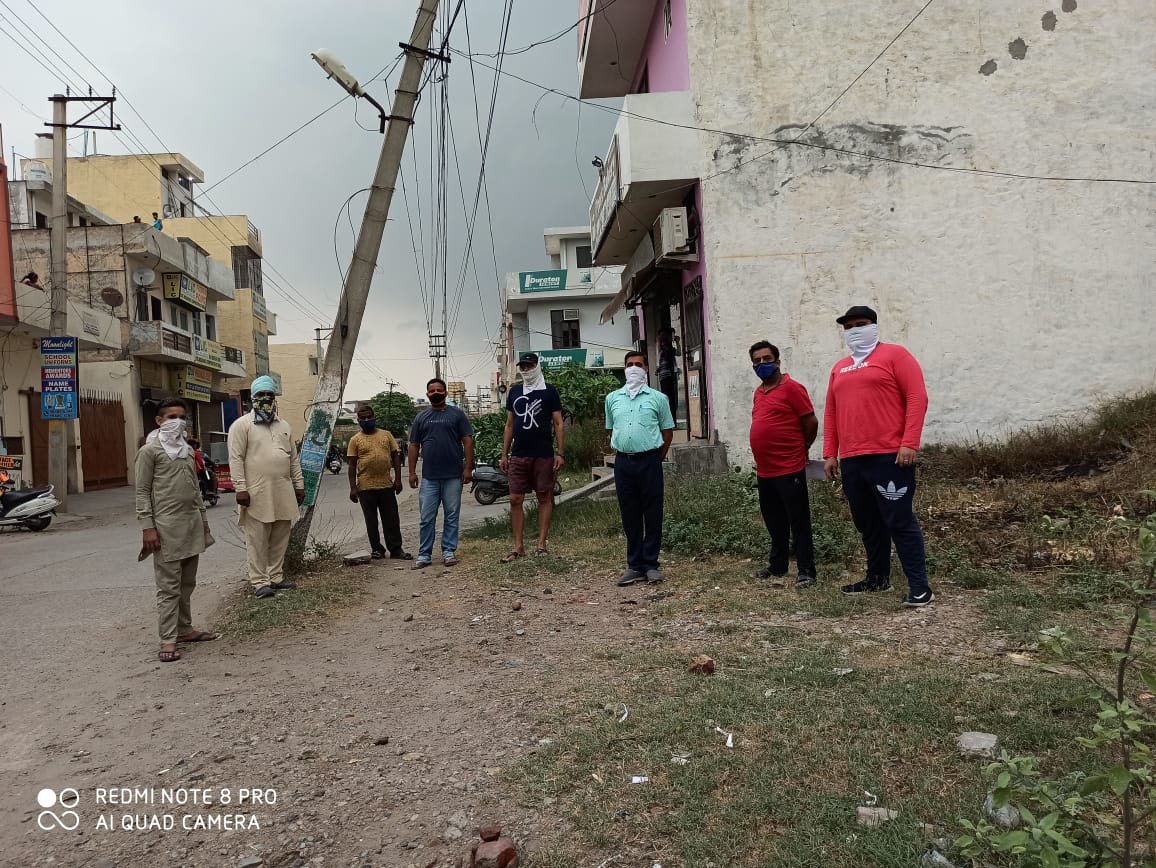 PSPCL department in Kumbhkaran's sleep, in the event of high voltage wiring collapses in Gujja Pir Road Kailash Market.