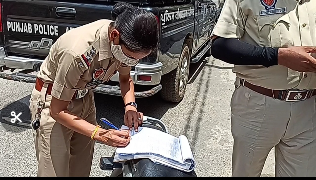 Challans of people without masks were cut on Aman Nagar Road in Jalandhar.