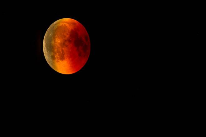 Tomorrow on November 8, the last lunar eclipse of the year will be seen, know when and where it can be seen in India