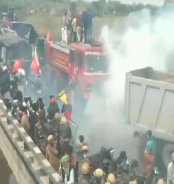 Punjab peasants break barricades on Shambhu border, police release tear gas shells and showers of water, proceed in tractor trolleys
