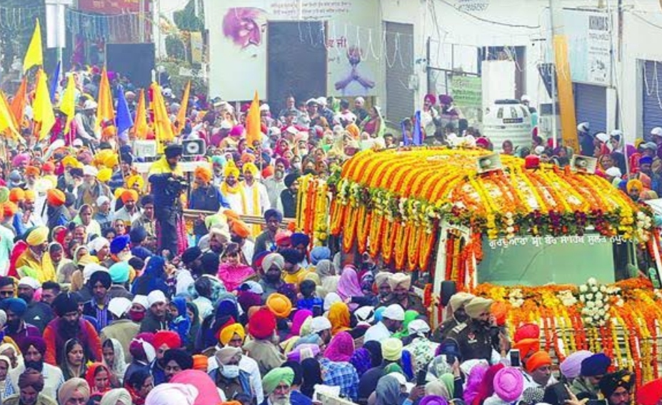 श्री गुरुनानक देव जी के 551 वें प्रकाशोत्सव पर पंजाबभर में गुरुद्वारों में उमड़ी संगत, जगह-जगह संगत द्वारा लंगरों का आयोजन