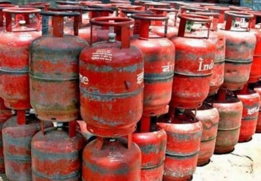 Another blow of inflation to the common people, the price of gas cylinder increased by Rs 102