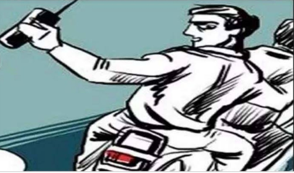 In Jalandhar, absconding robbers snatched the mobile of fruit seller in broad daylight, police started searching