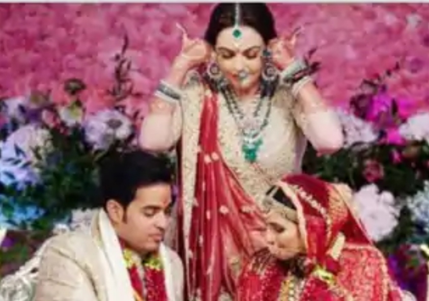 भारत के टॉप बिजनेसमैन मुकेश अंबानी बने दादा, उनके बड़े बेटे आकाश की पत्नी श्â€लोका ने बेटे को दिया जनम