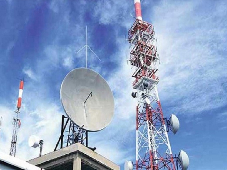 Farmers in Jalandhar protested against giving electricity connection to JIO's mobile tower, returning power workers from there