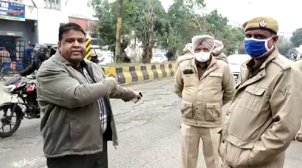 Counselor husband and police ASI in Jalandhar causing ruckus in the road, Counselor husband accuses me of scuffle on police