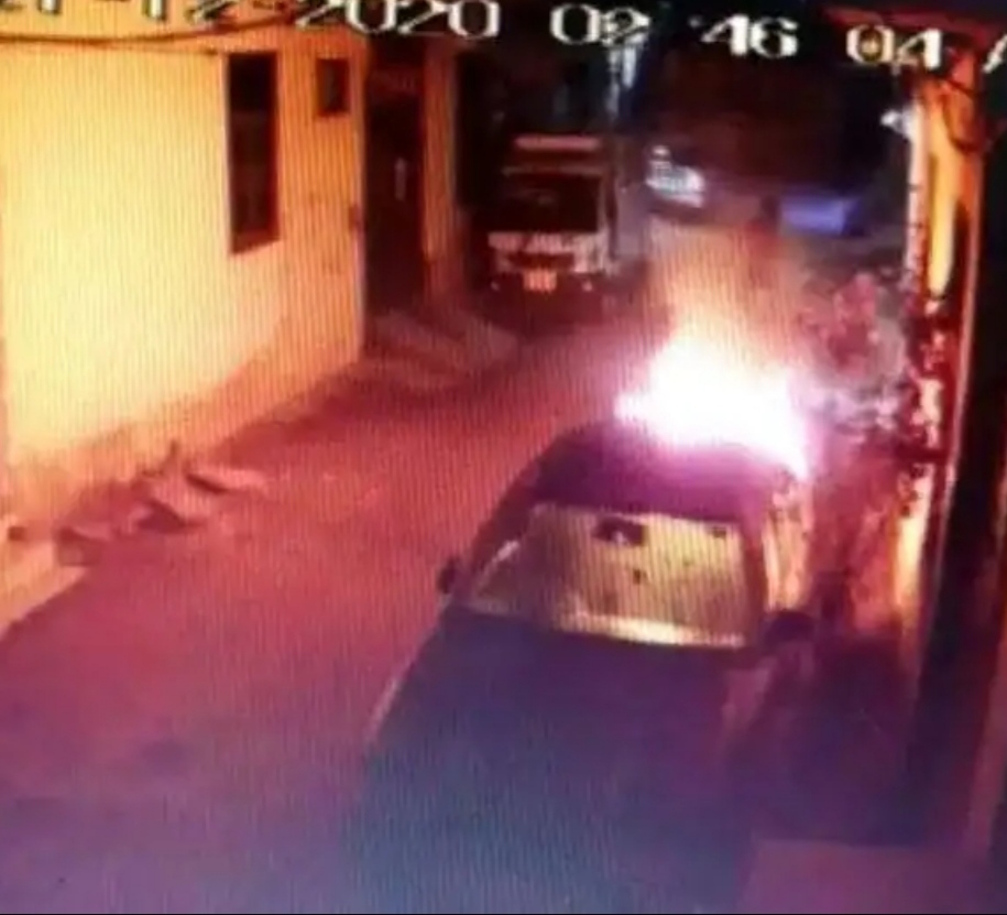 In Jalandhar, the car parked outside the house was set on fire late by someone with petrol, the incident was captured in CCTV camera.