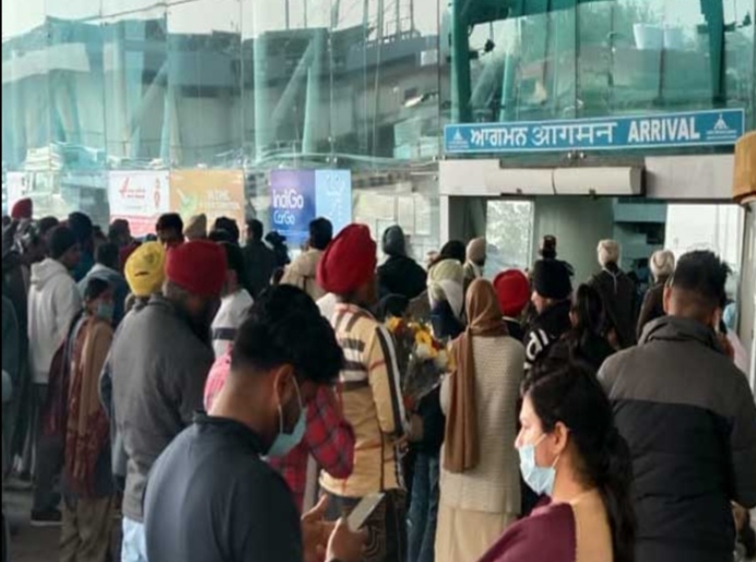 Five out of 242 passengers returned from London at the Amritsar airport were found corona infected, panic due to new strain of virus