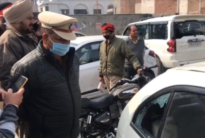 robbers stolen 3 lakh rupees and a loptop from a car