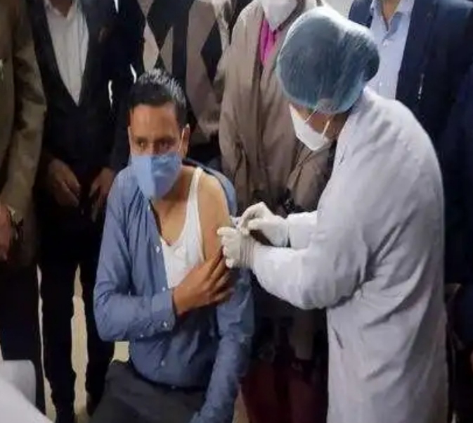 DC Ghanshyam Thori of Jalandhar gets Corona vaccine, frontline warriors vaccination begins