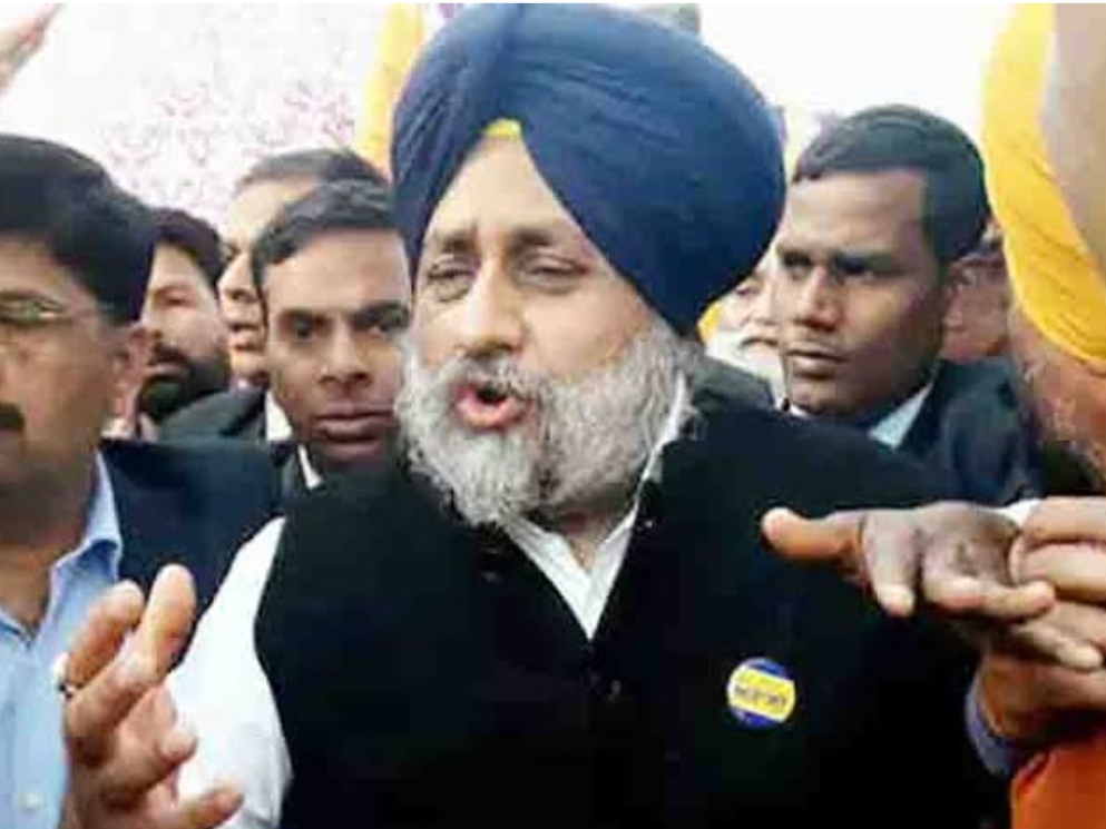 Sukhbir Badal's convoy attacked, smashed and fired, also clashed in Tarn Taran