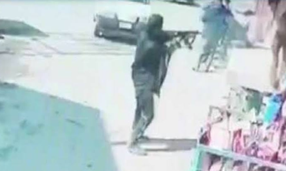 Militant brought AK-47 on the middle road in Kashmir, indiscriminate bullets fired on jawan's back