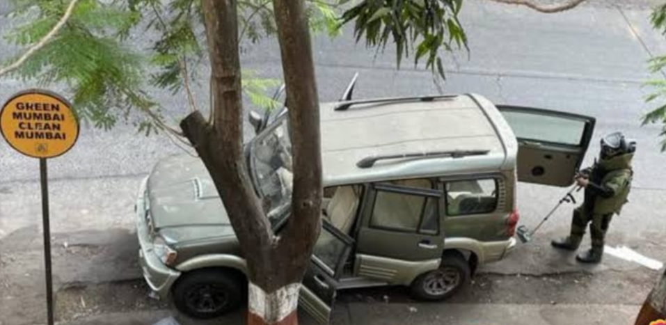 Explosive substance in the car near the house of Mukesh Ambani , increased security