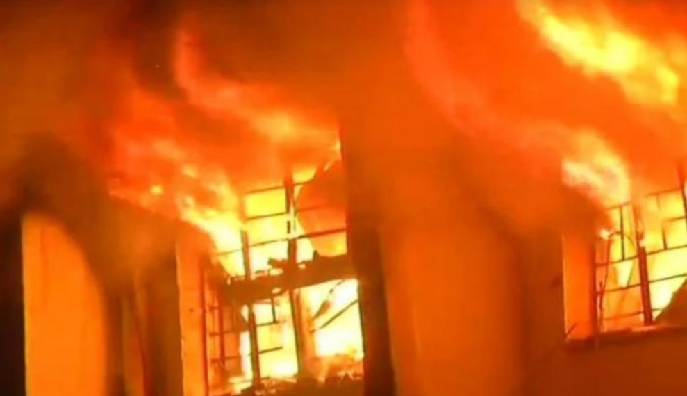 Fierce fire in furniture market in Delhi, over a hundred shops burnt