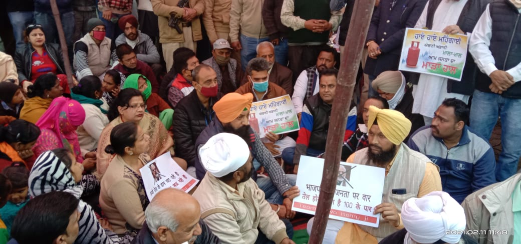 पेट्रोल-डीजल की कीमतों को लेकर जालंधर में कांग्रेस का प्रदर्शन, केंद्र का पुतला फूंक की नारेबाजी