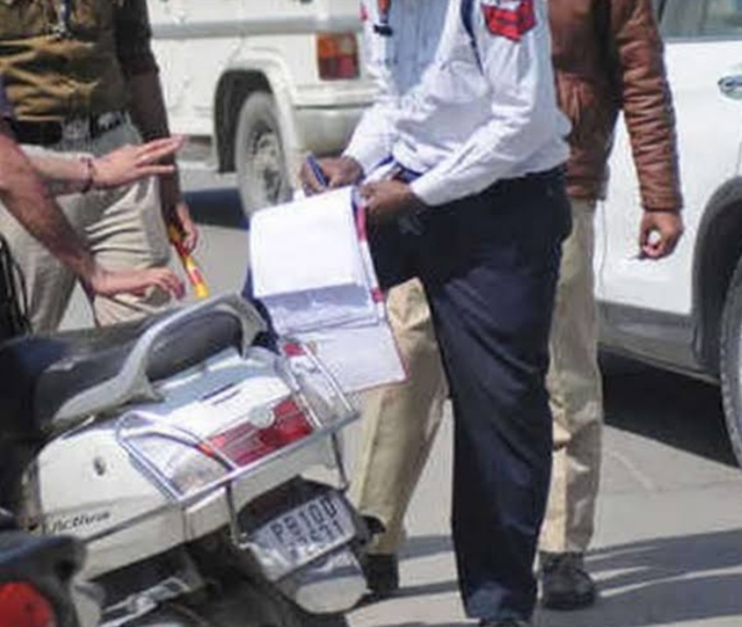 Challan will be deducted if wrongly parked vehicles in Jalandhar's Phagwara Gate Market