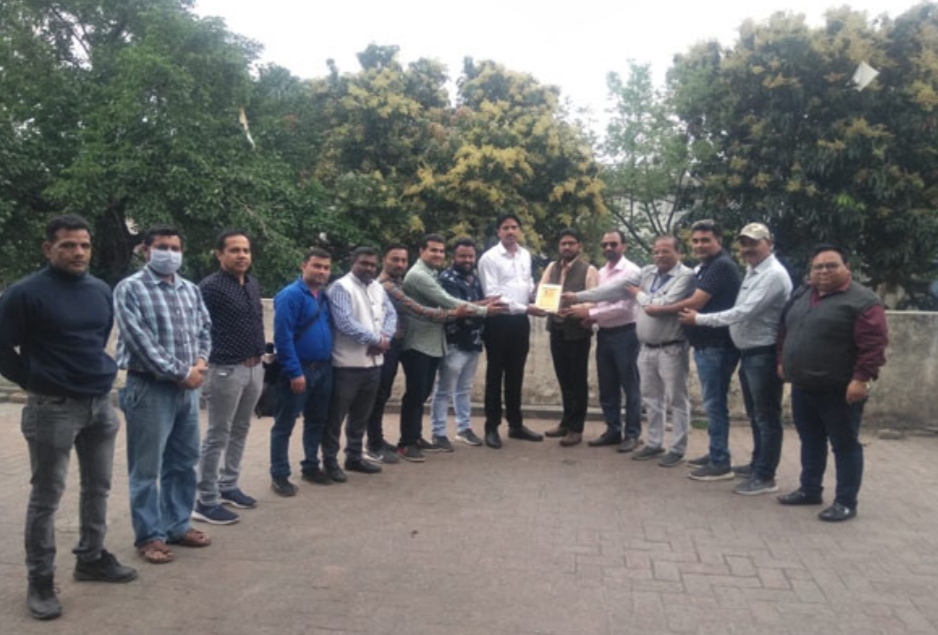 Digital Media Association (Reg.) Honored DPRO Hakam Thapar with a memento