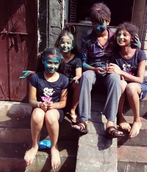 Children and elders celebrate Holi festival in Jalandhar, fear of Corona dominates, people show less enthusiasm