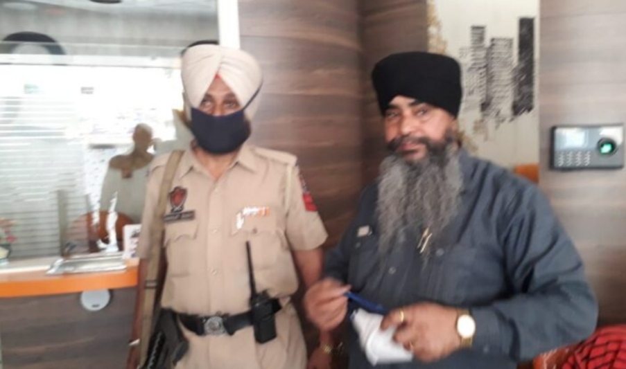 firing-in-jalandhar-at-night-seeing-the-glass-broken-the-immigration-office-revealed-the-cctv-footage