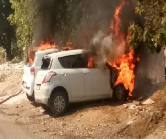 Fierce fire broke out in two cars parked near garbage heap