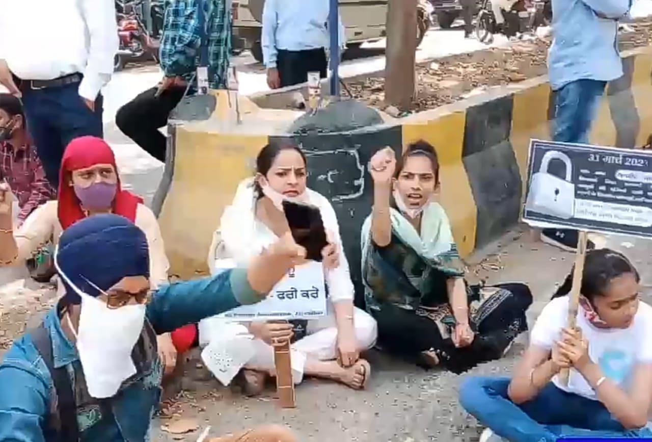 Parents Association protests in front of DC office in Jalandhar against increase in school fees