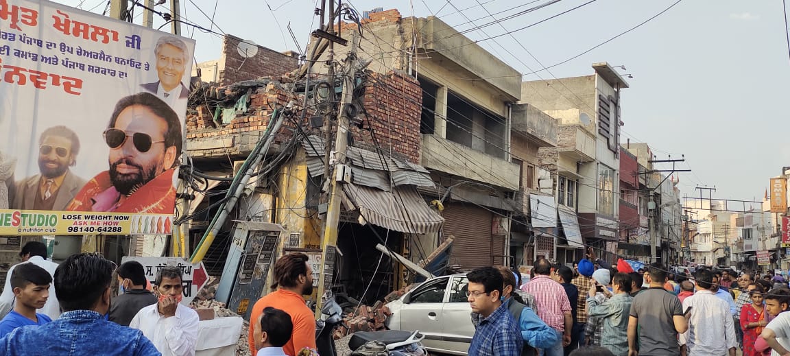 Building under construction in Jalandhar collapsed, many vehicles damaged