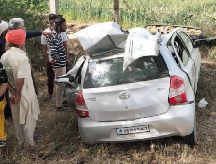 Terrible accident in Punjab, high speed car collides with transformer, four people died