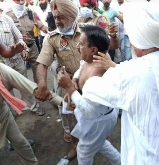 BJP MLA attacked in Punjab, farmers beat and tore clothes