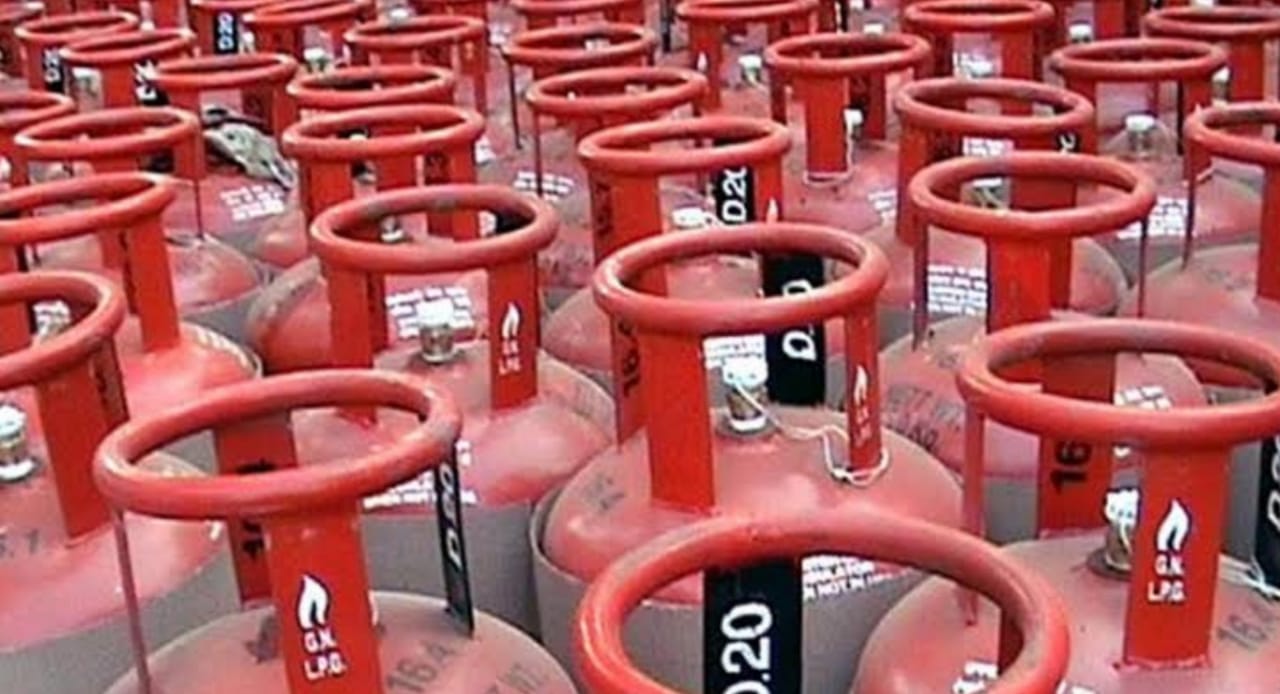 Public suffering due to inflation, kitchen budget messed up, cooking gas price increased by Rs 50 again