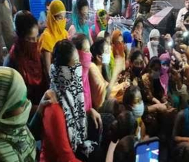 45 girls rushing to collect gate from Gandhi Vanita Ashram in Jalandhar