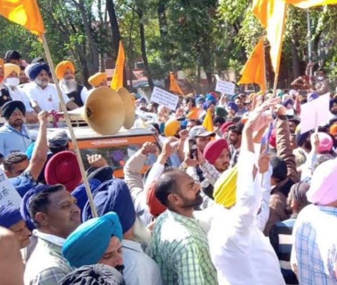 Akali activists going to besiege the assembly were stopped by police