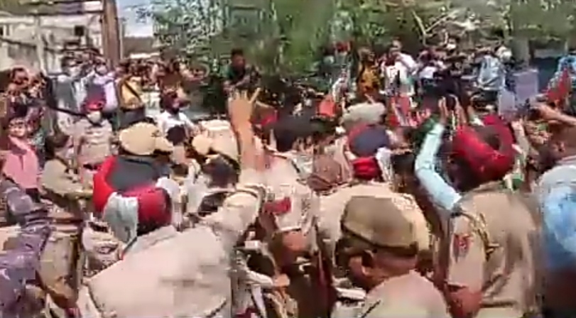 In Jalandhar, BJP women activists were fiercely pushed by the police, going to Congress Bhavan to give bangles to MLAs