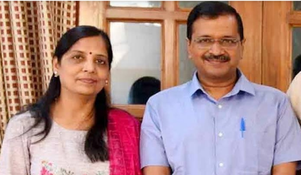 Arvind Kejriwal's wife Sunita Corona infected, CM quarantined herself