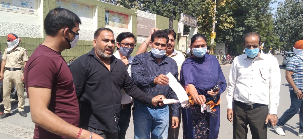 AAP party starts power movement by burning electricity bill in Jalandhar, appeals to people too