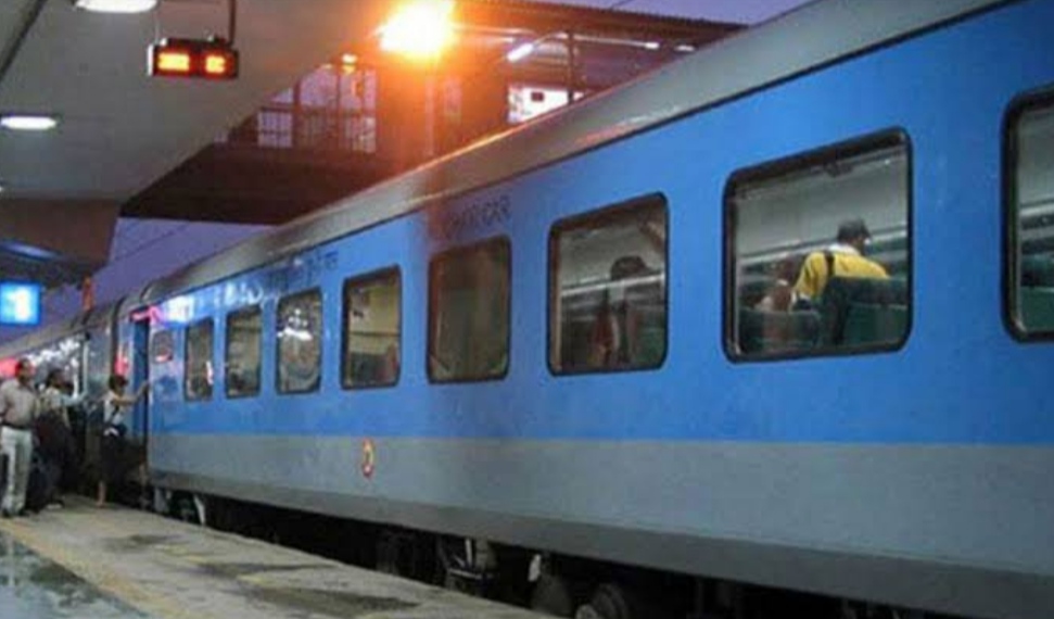 During the journey, an elderly man suddenly got a heart attack in Shatabdi Express, this is how his life was saved!