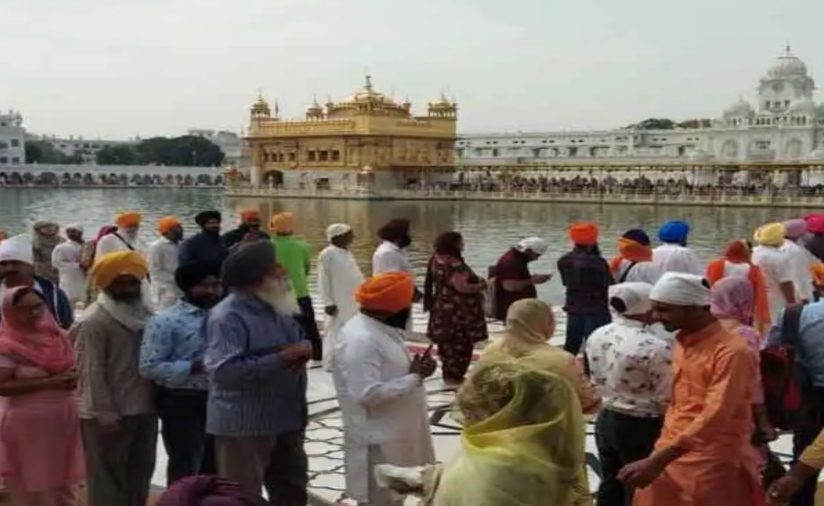baisakhi-2021-devotees-reach-sri-harimandir-sahib