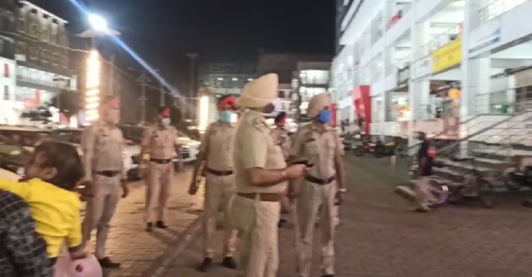 SHO of Police Station No. 7 launched a campaign at PPR Mall to rescue from Corona