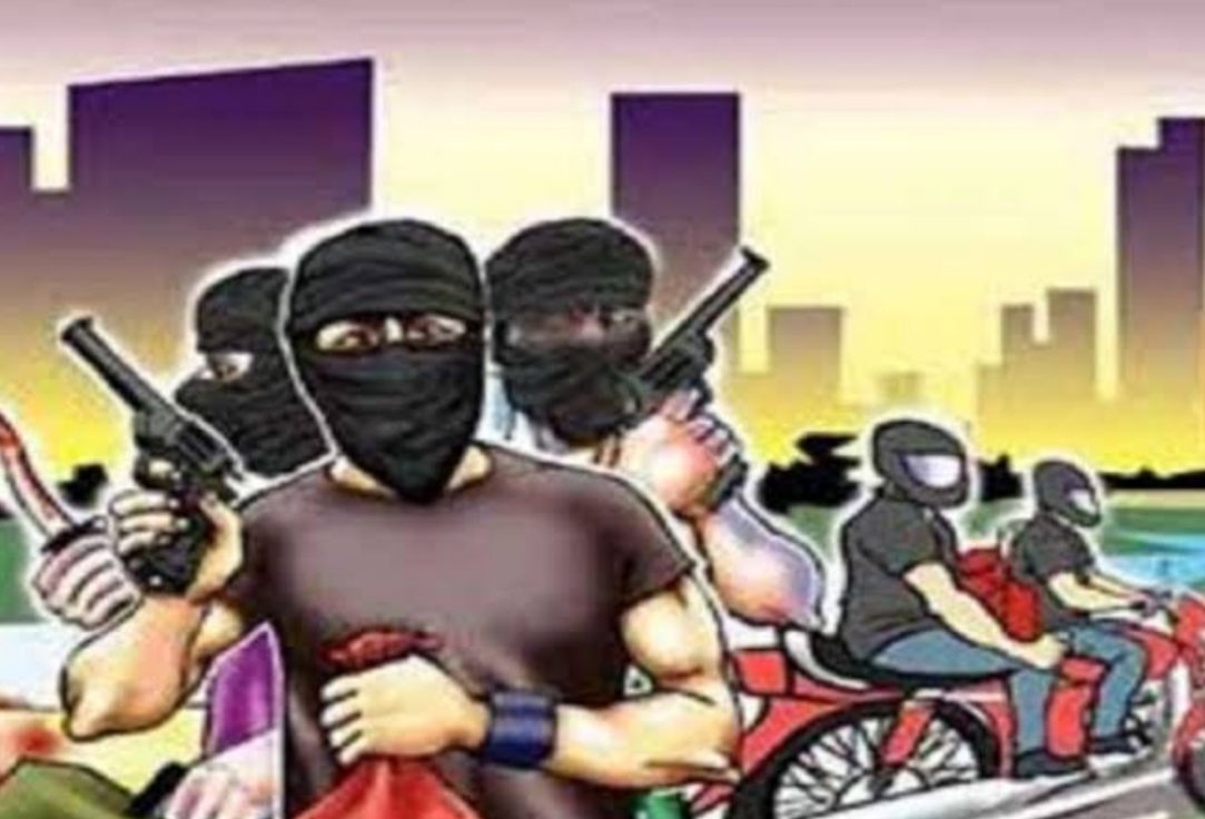 BIG NEWS: A major incident in Jalandhar, the robbers took away three lakhs from the petrol pump in public