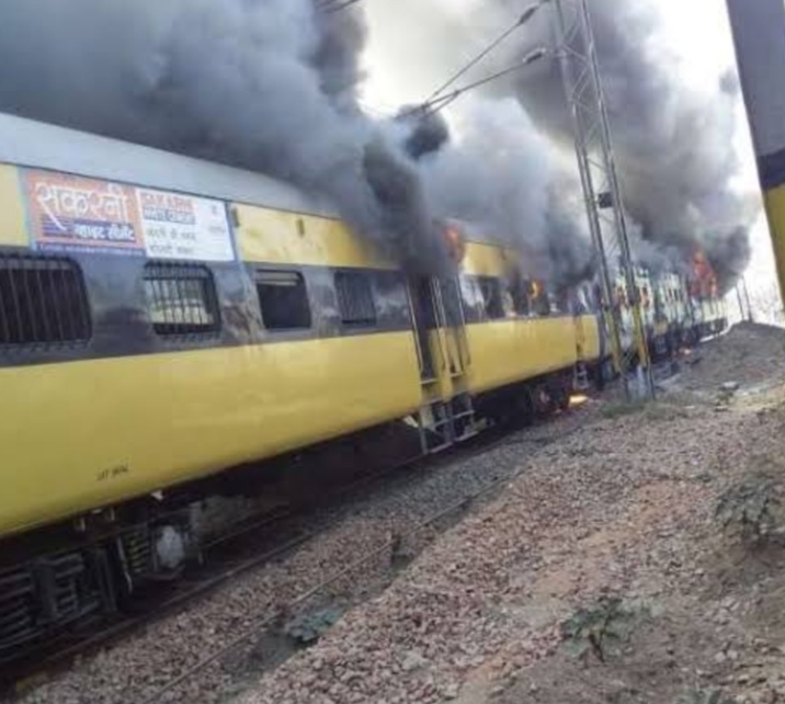 Heavy fire in passenger train, three coaches burnt, fire brigade engages in extinguishing the vehicles