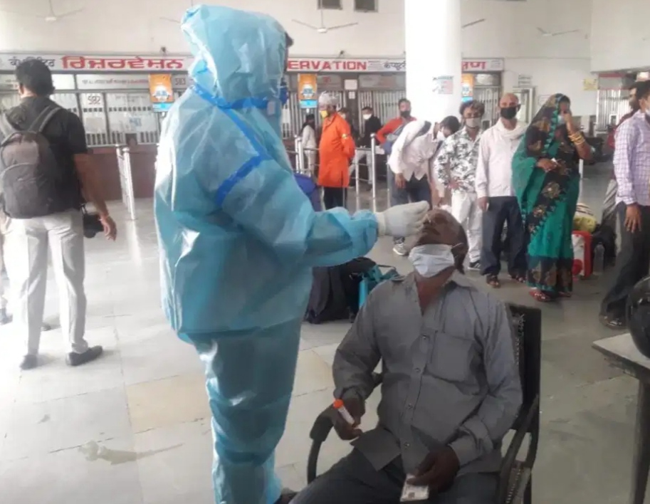 Health department team deployed at Jalandhar railway station, now passengers going to and from the train will have a Kovid test
