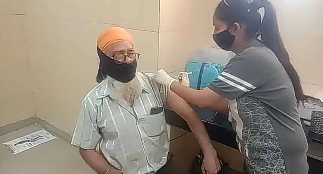 In Jalandhar, covid-19 vaccine was administered to people in Dada Colony Dispensary as a vaccination campaign.