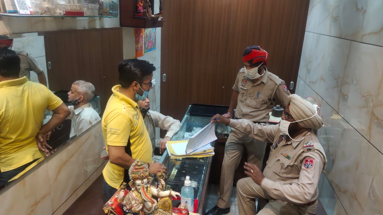 jalandhar-diamond-ring-looted-in-jewellery-shop