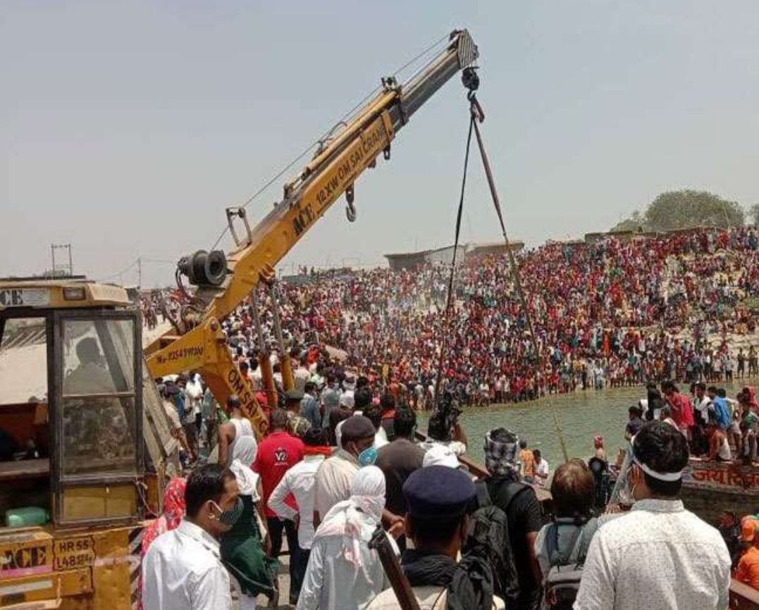 Major accident: A car fell into the Ganges from the Pipa bridge near Patna, nine bodies were removed, all belonging to the same family