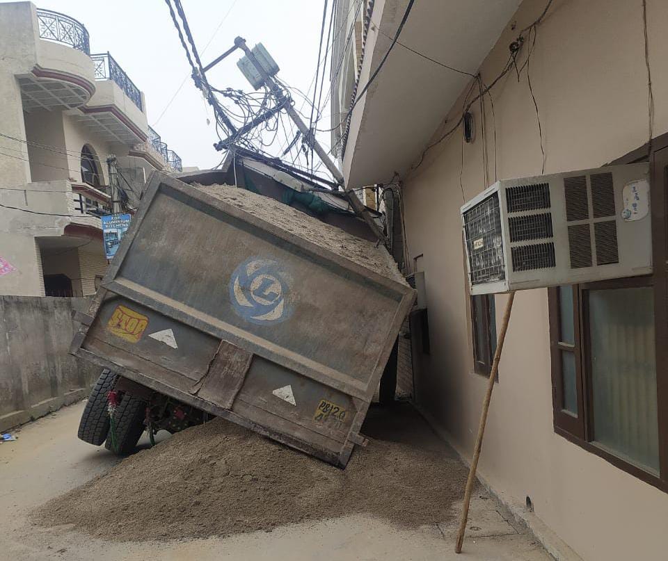 Sand trailer overturns in Jalandhar's Indira Park, broken electric pole