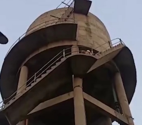 In Jalandhar, son of retired DSP climbed 70 feet high tank to suicide, police reached the spot