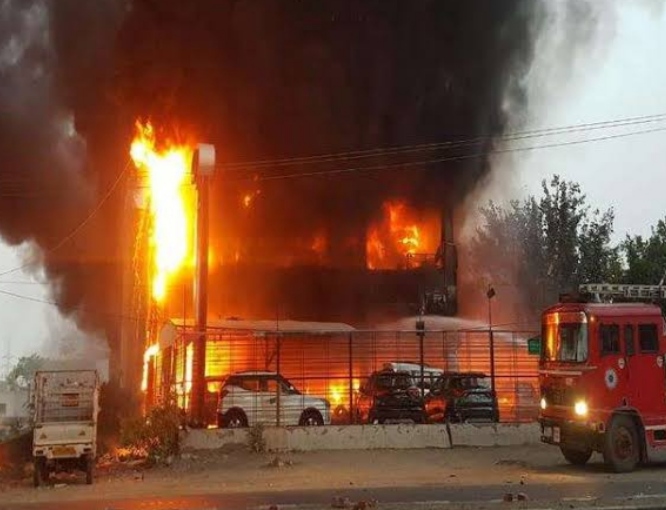 burning-dozens-of-new-cars-due-to-fire-in-mahindra-automobiles-showroom-in-bathinda