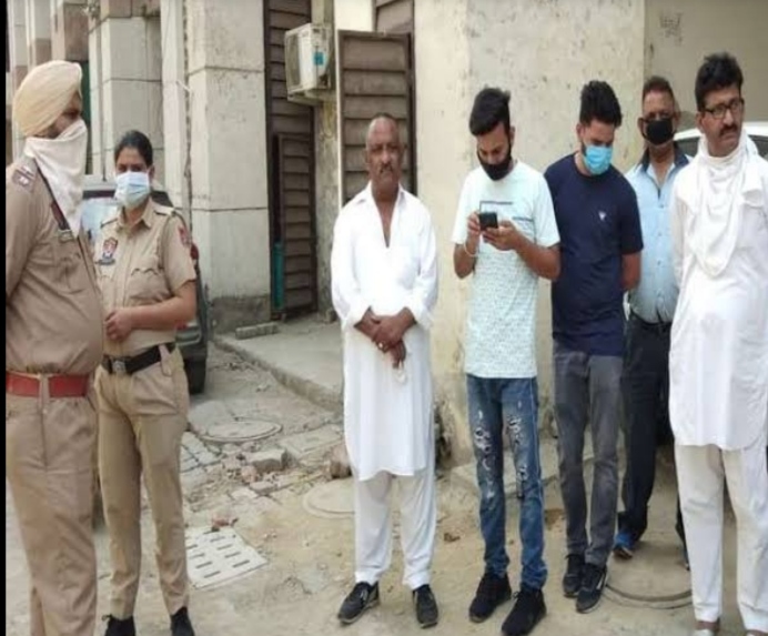 A traumatic incident of mobile robbery, a woman died due to falling from an auto while confronting robbers