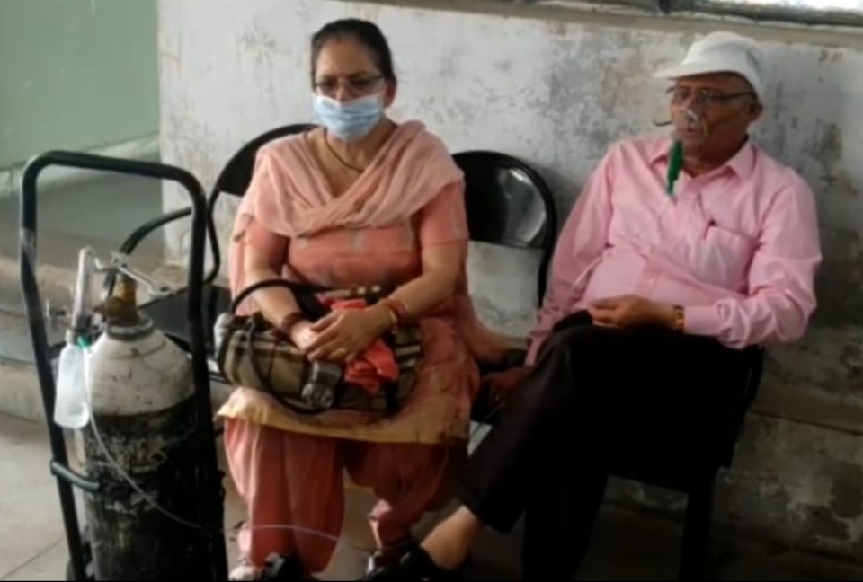 lung-patients-arrived-in-jalandhars-dc-office-with-a-cylinder-with-an-oxygen-mask-on-their-mouths