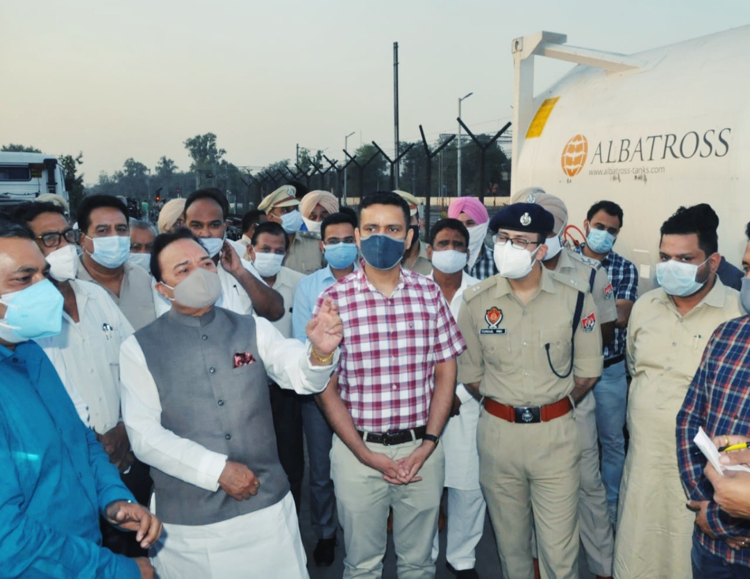 'Oxygen Express' reached Jalandhar, 40 metric tons of oxygen will be distributed in 4 districts